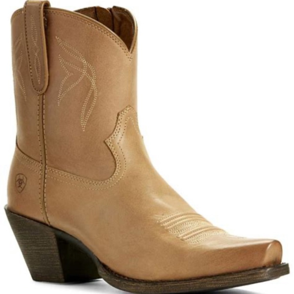 Ariat Lovely western boot NWT 7.5 B